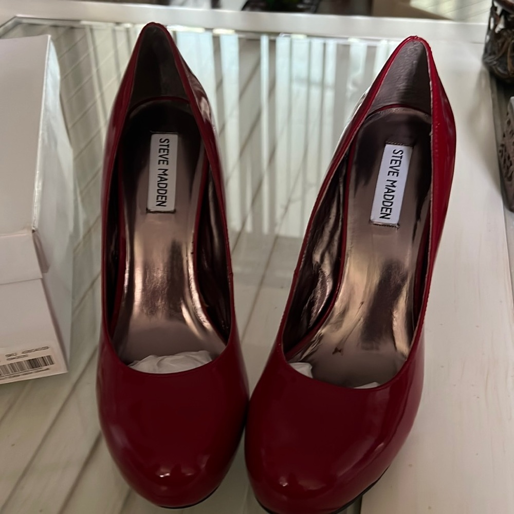 Steve Madden red Patent heels. SIZE 9. Beautiful!